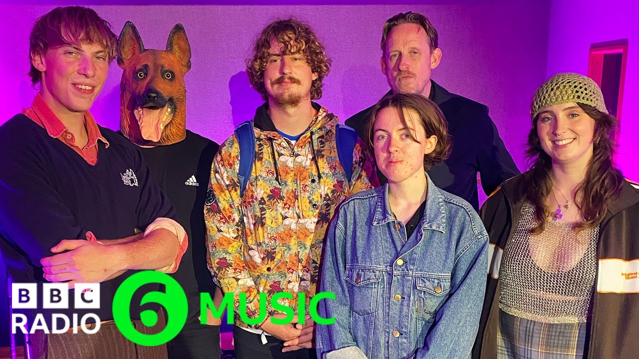 Fat Dog – Running (6 Music Live Session)