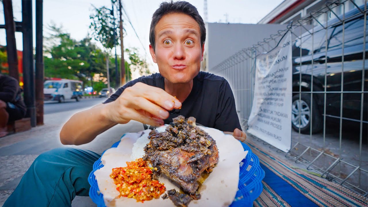 $2 Street Food Indonesia!! SIDEWALK FOOD PARADISE - Best Madura Food! 28 hq720 154