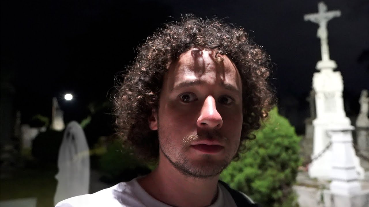 Se me apareció un fantasma en el cementerio... 22 hq720 1878