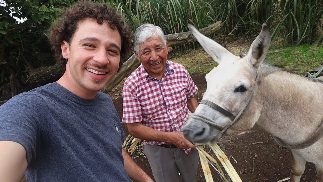 Este hombre se hizo millonario trabajando con su burro | Galápagos 24 hq720 2159