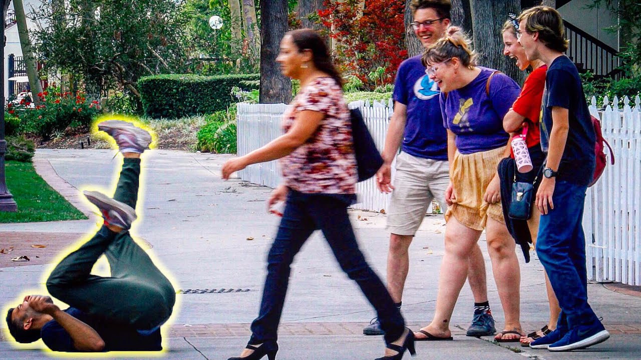 Laughing HYSTERICALLY in public... (surprised a fan) 26 hq720 2552